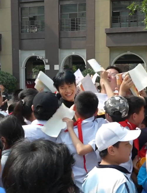 疯狂小杨哥进校园,倡导读书莫等闲